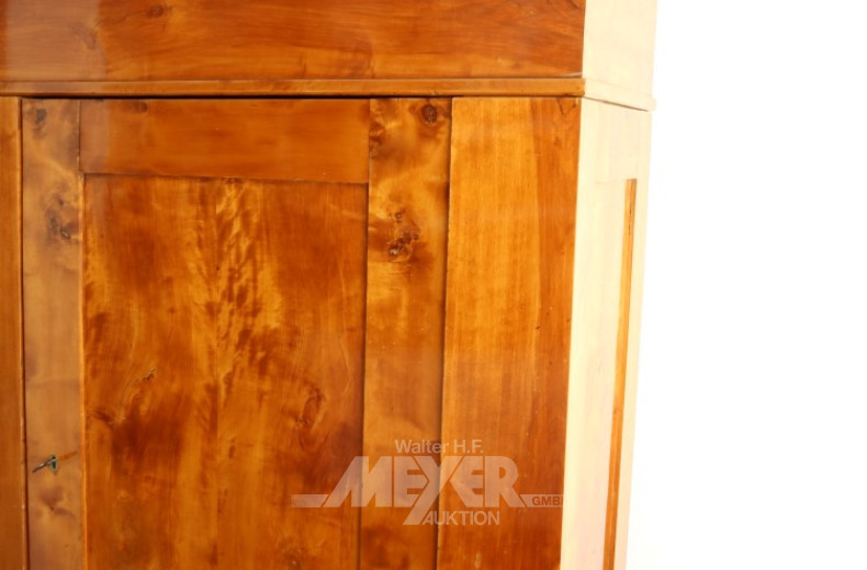 kl. Biedermeier-Garderobenschrank,