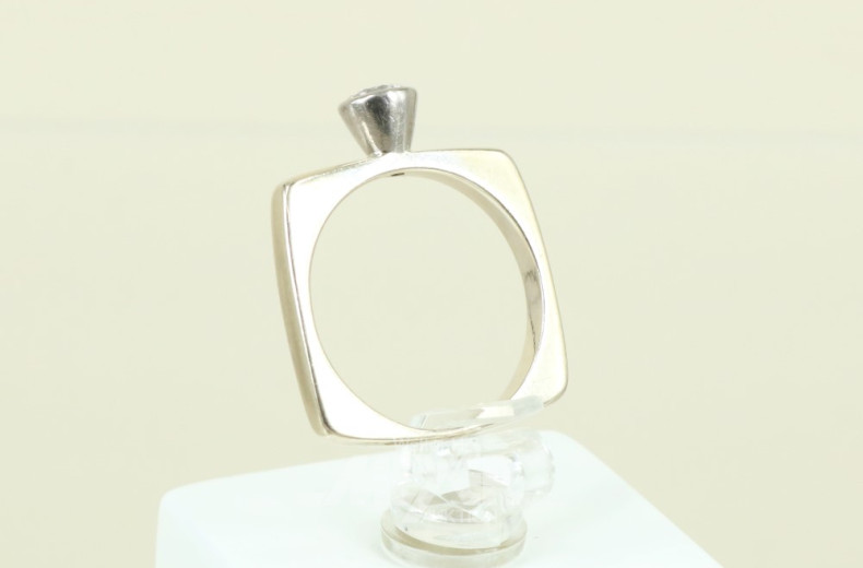 Damenring, 585er GG, mit 1 Brillant-