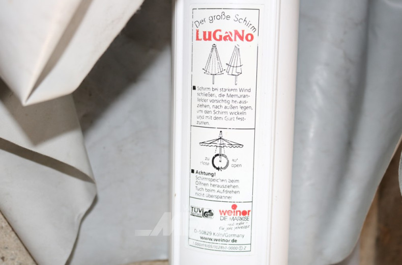 großer rechteckiger Terrassenschirm