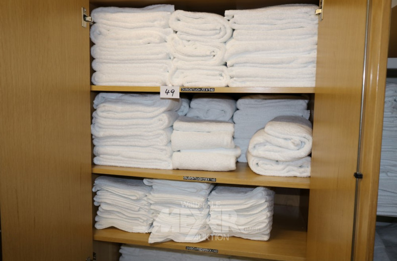 4 Holzschränke je 2-türig u. Metallregal