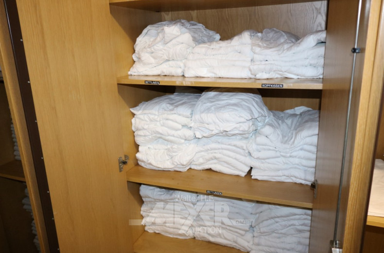 4 Holzschränke je 2-türig u. Metallregal