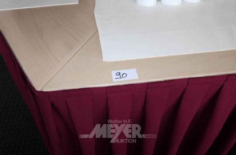 8 Trapetztische mit Stoffumrandung