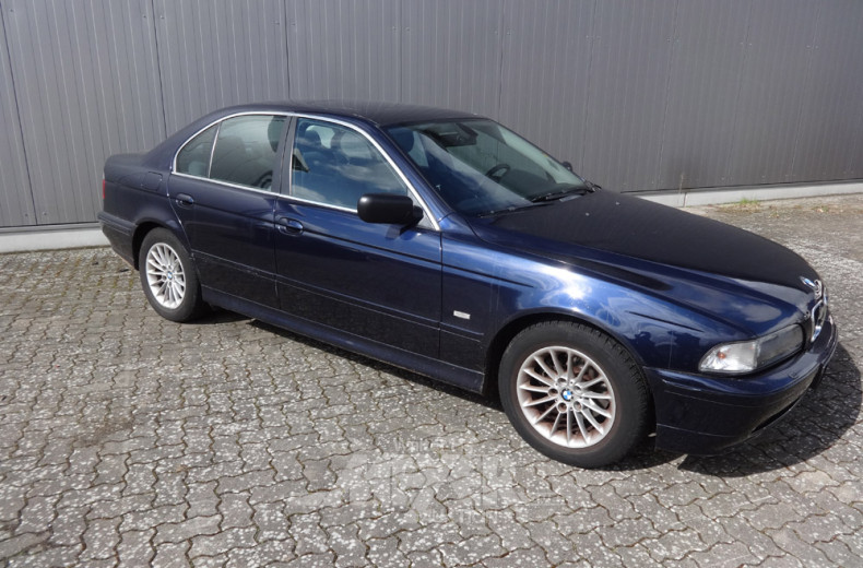 BMW 520i E39, blau