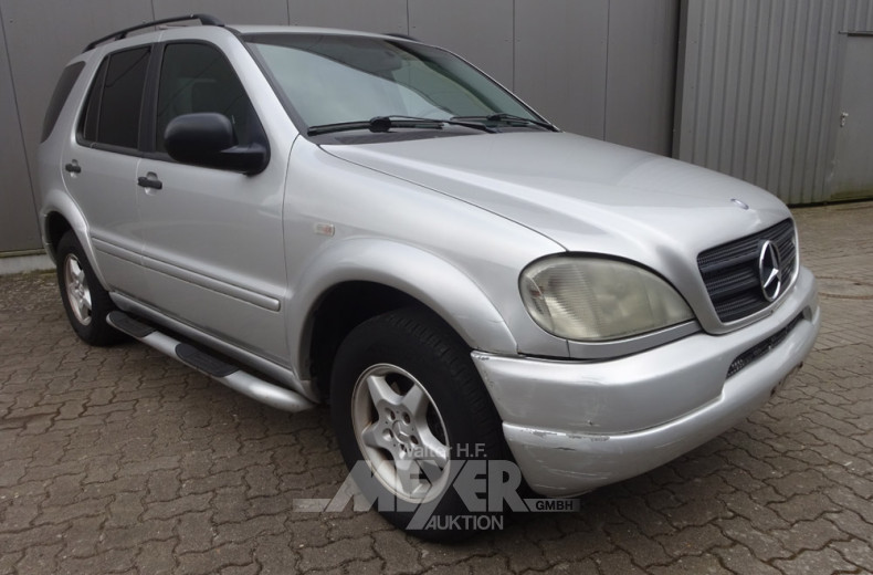 MERCEDES-BENZ ML320, silber (USA)
