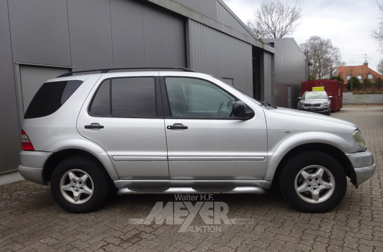 MERCEDES-BENZ ML320, silber (USA)