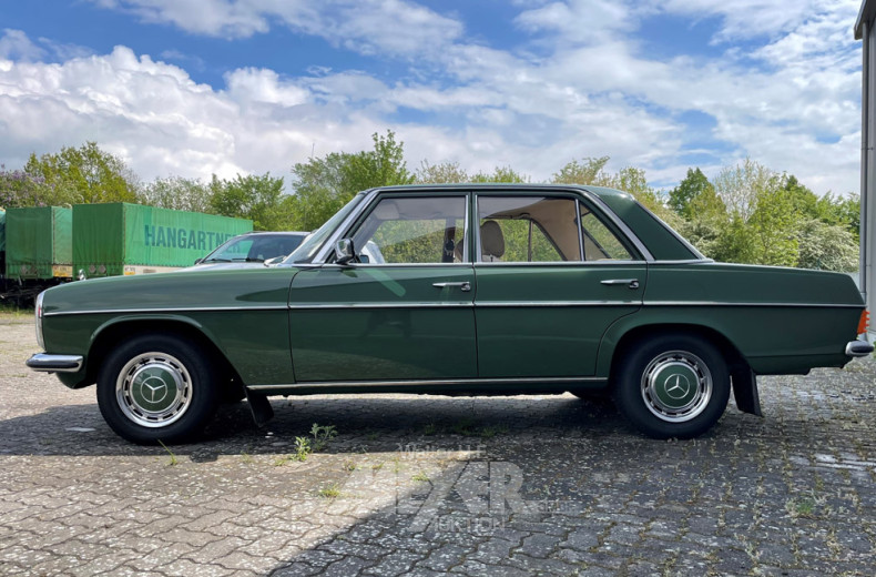 MERCEDES-BENZ W115/8 200, nickelgrün