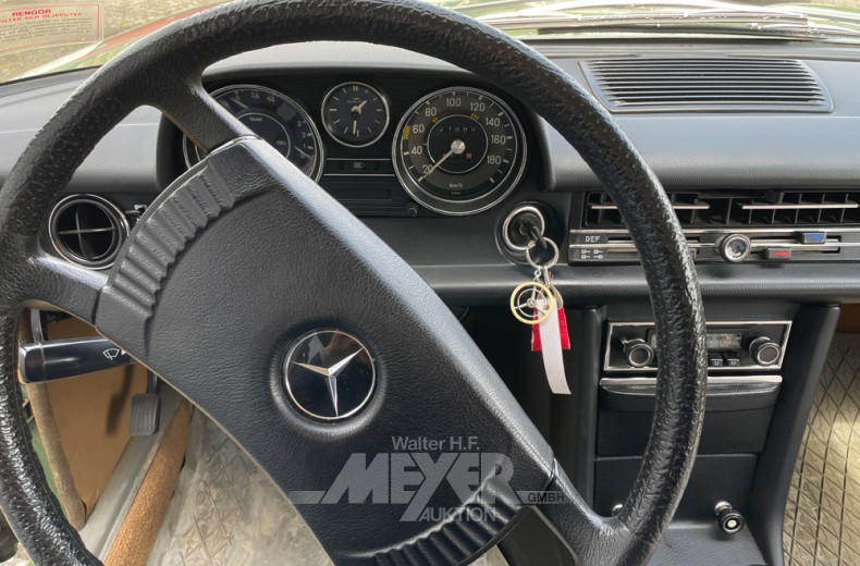 MERCEDES-BENZ W115/8 200, nickelgrün