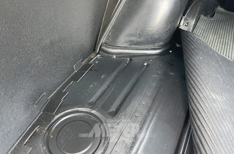 MERCEDES-BENZ W115/8 200, nickelgrün