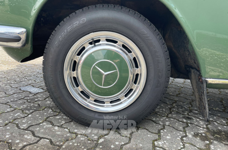 MERCEDES-BENZ W115/8 200, nickelgrün
