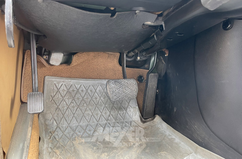 MERCEDES-BENZ W115/8 200, nickelgrün