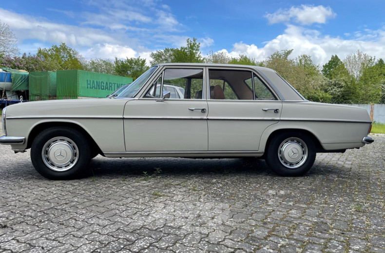 MERCEDES-BENZ W115/8 220D, weiß