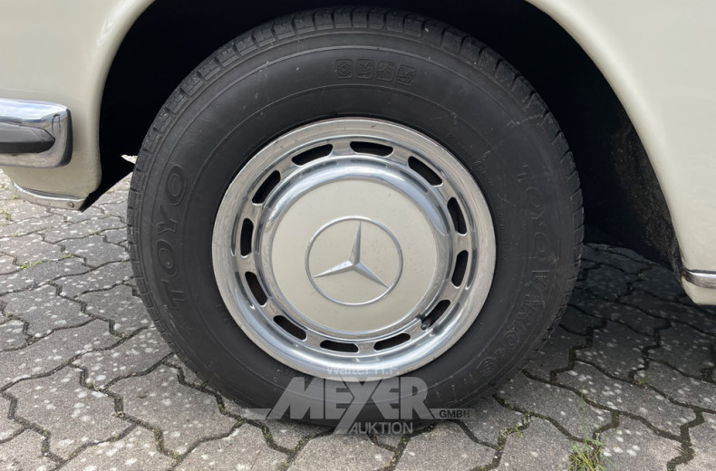 MERCEDES-BENZ W115/8 220D, weiß