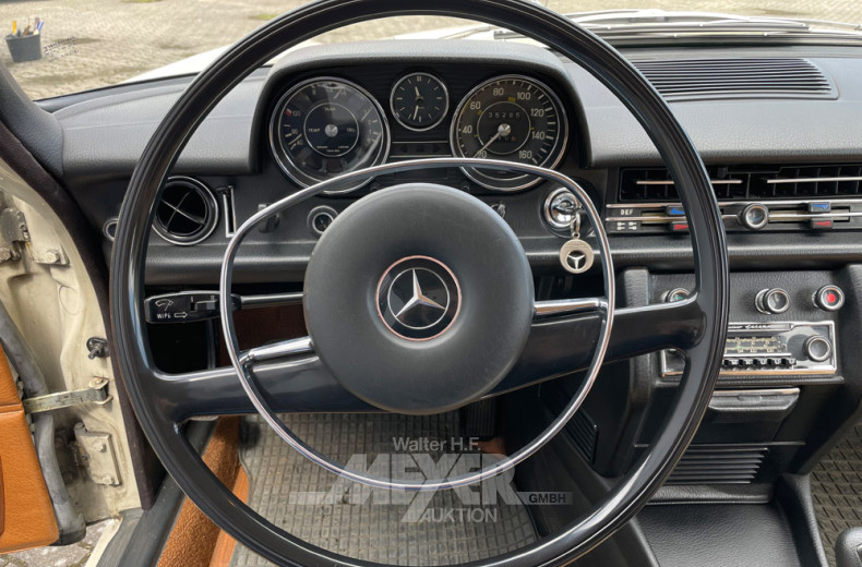 MERCEDES-BENZ W115/8 220D, weiß