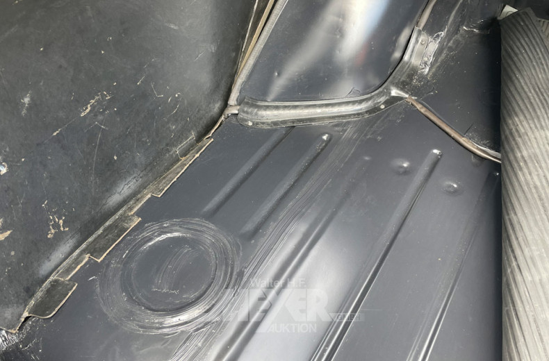 MERCEDES-BENZ W115/8 220D, weiß