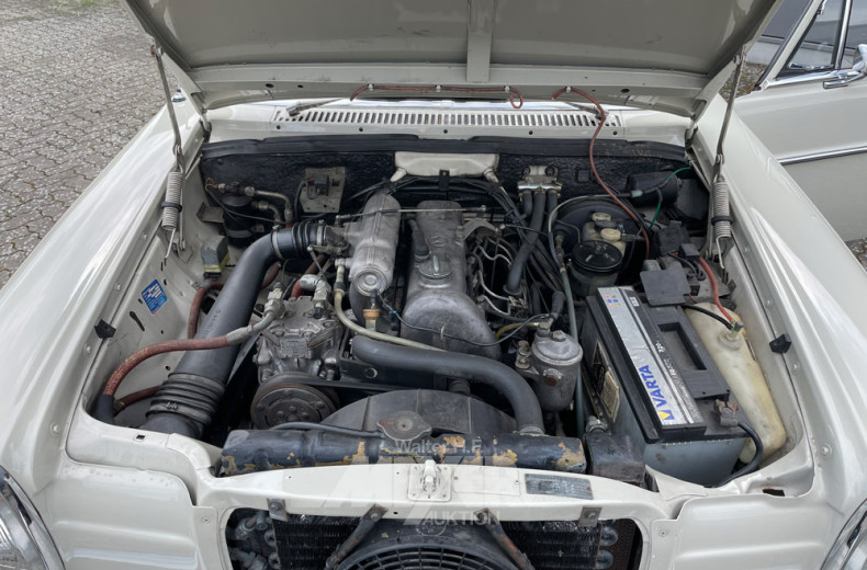 MERCEDES-BENZ W115/8 220D, weiß