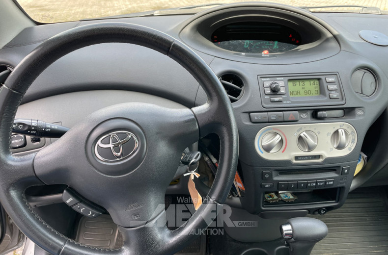 TOYOTA Yaris, silber