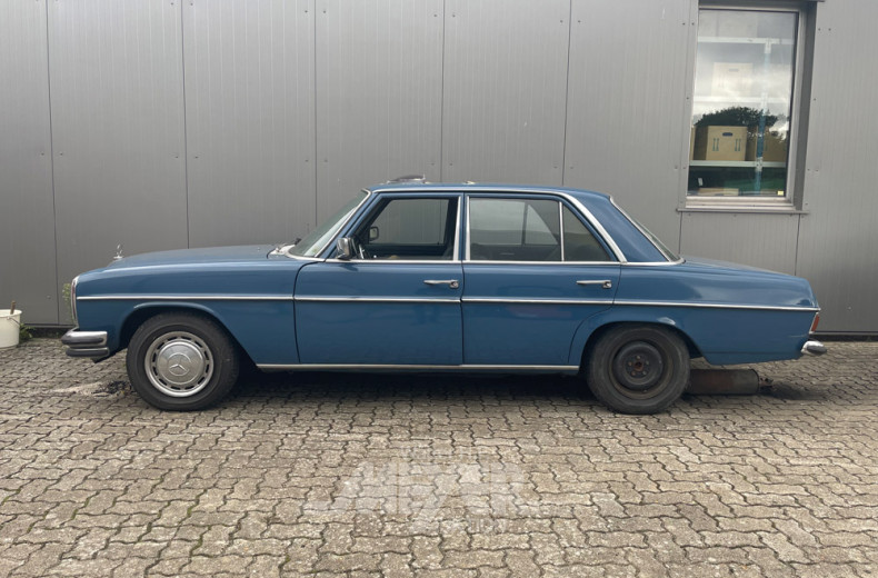 MERCEDES-BENZ W115/8 240D, hellblau