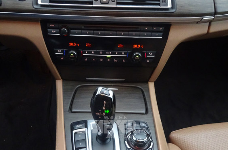 BMW 750iL F01 V8, Black Sapphire