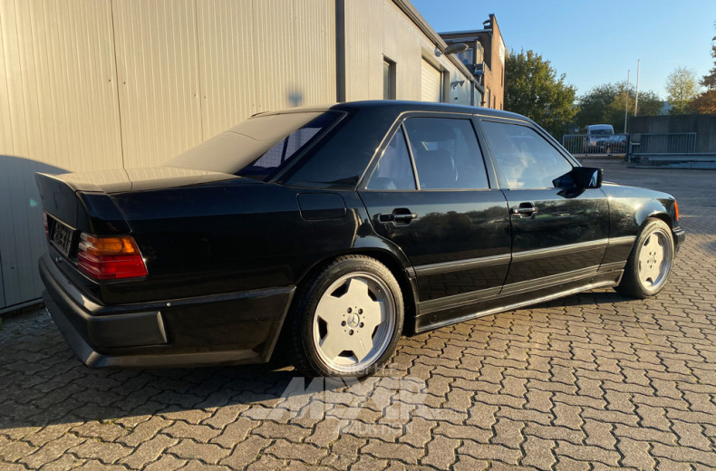 MERCEDES-BENZ W124 300E, schwarz,