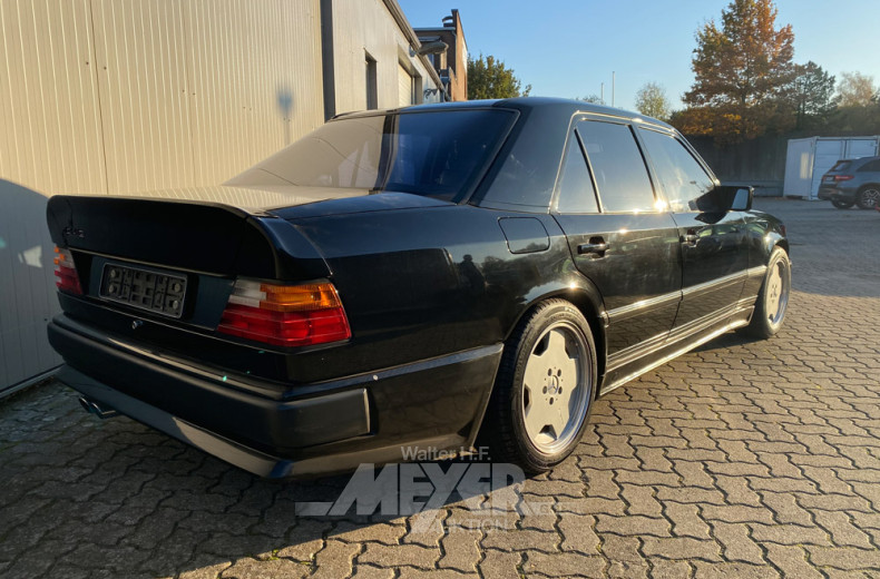MERCEDES-BENZ W124 300E, schwarz,