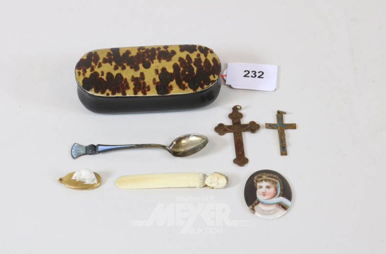 kl. Deckeldose, leicht beschädigt,