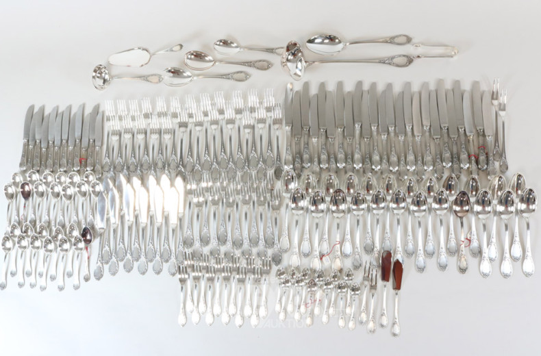 umfangr. Besteck für 12 Personen,