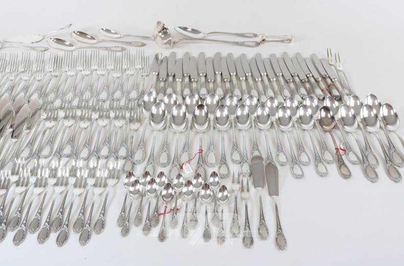 umfangr. Besteck für 12 Personen,