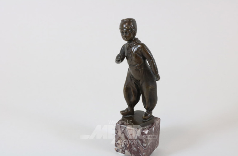 kl. Bronzefigur, ''Knabe in holl. Tracht''
