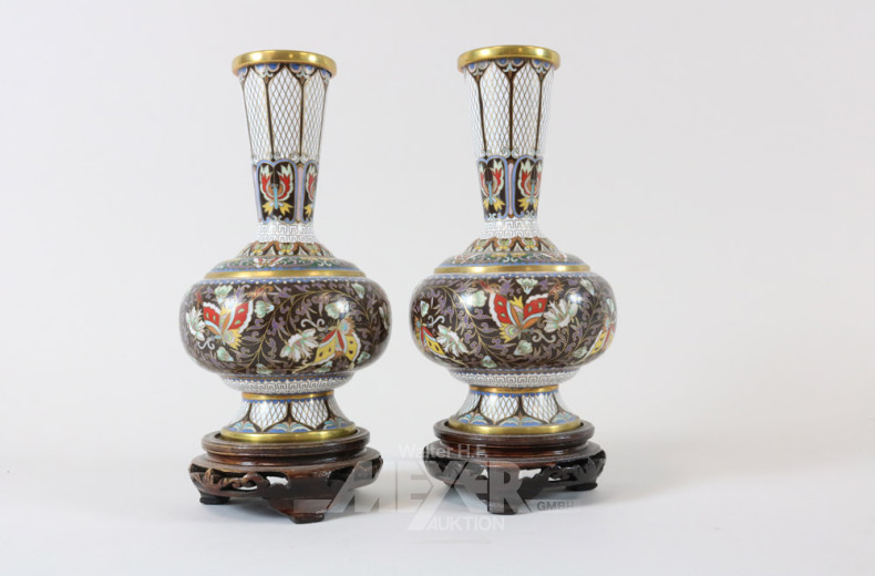 Paar Cloisonne-Vasen, China, neuzeitl.,