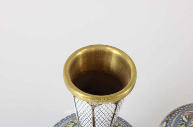 Paar Cloisonne-Vasen, China, neuzeitl.,