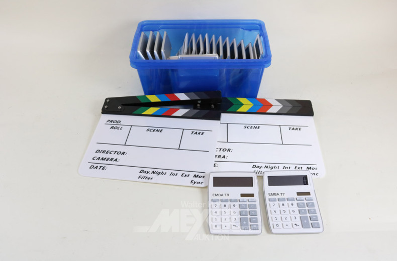 2 Regieklappen sowie 15 Solar-Tischrechner