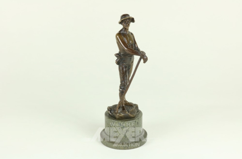 Bronze-Figur ''Ernte-Helfer'' auf Sockel,
