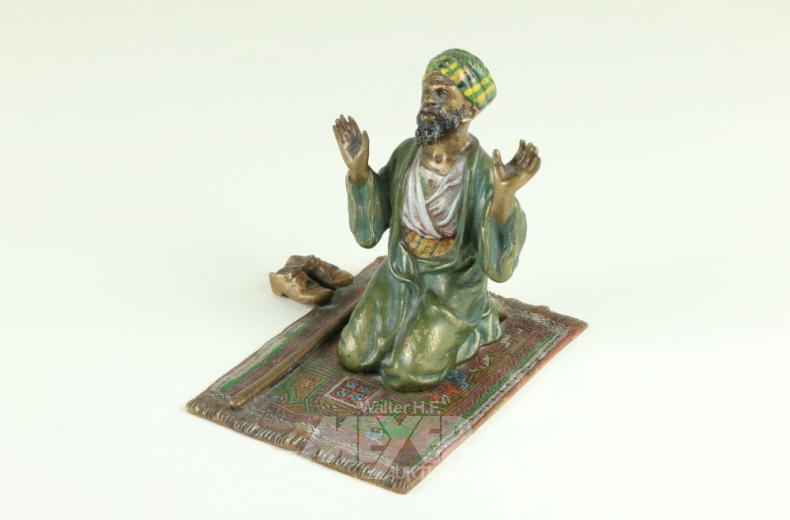 Bronze-Figur ''Beim Morgengebet'',