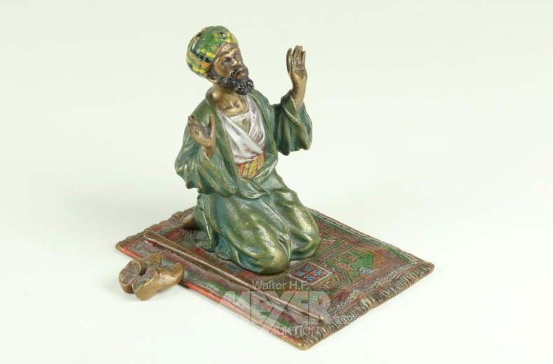 Bronze-Figur ''Beim Morgengebet'',