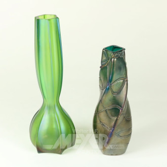 2 Glas-Vasen, farbig, minimal bestossen,
