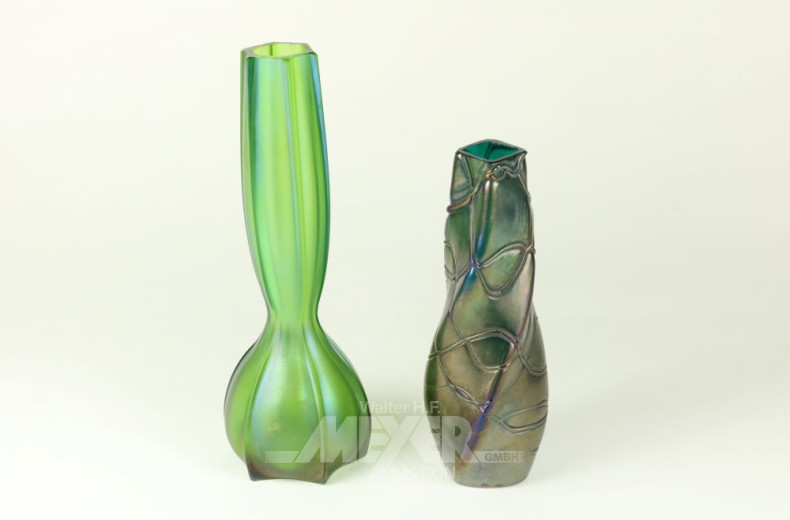 2 Glas-Vasen, farbig, minimal bestossen,
