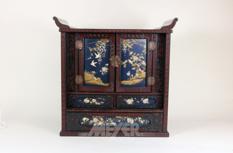 kl. asiatisches Kabinettschränkchen,