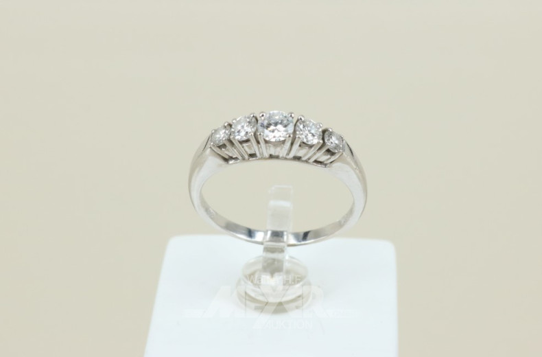 Ring, 585er WG, besetzt mit 5 Brillanten