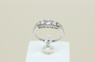 Ring, 585er WG, besetzt mit 5 Brillanten