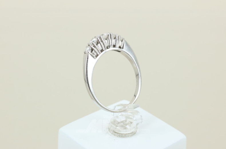 Ring, 585er WG, besetzt mit 5 Brillanten