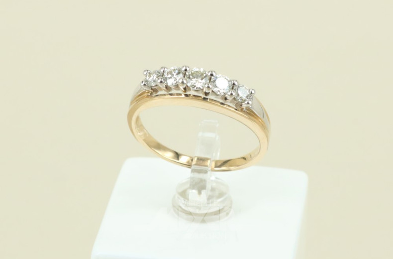 Ring, 585er GG, mit 5 Brillanten besetzt