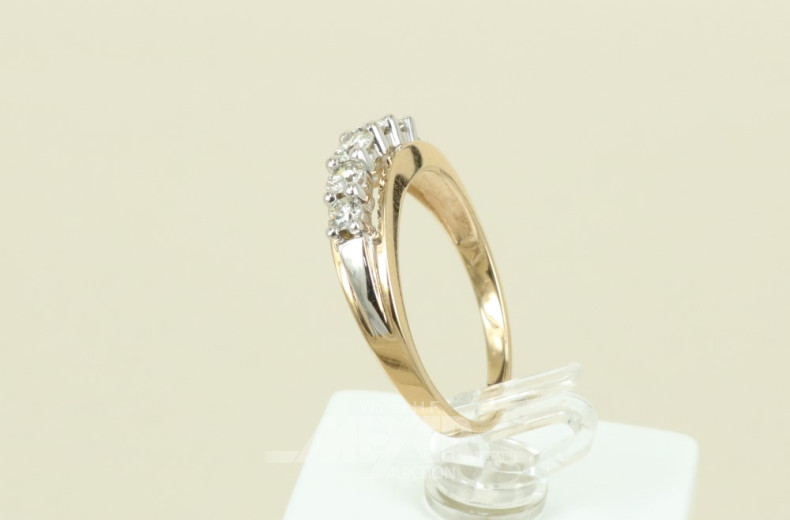 Ring, 585er GG, mit 5 Brillanten besetzt