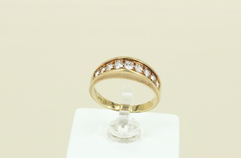 Ring, 585er GG, mit 9 Brillanten besetzt