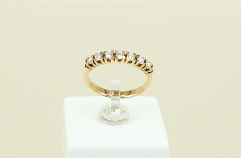 Ring, 585er GG, besetzt mit 7 Brillanten