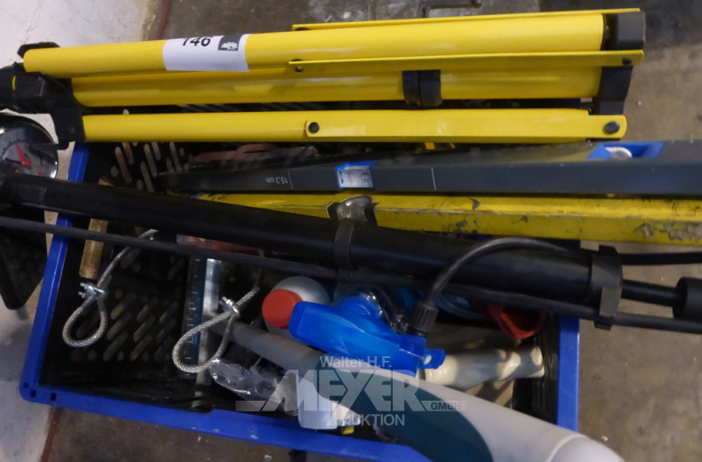 Kunststoffkiste mit Fahrradluftpumpe,