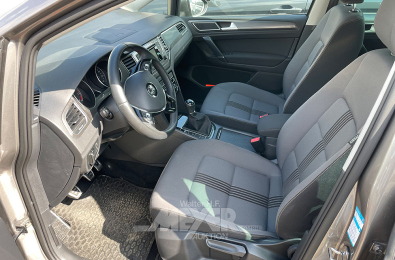 VOLKSWAGEN Golf, grau