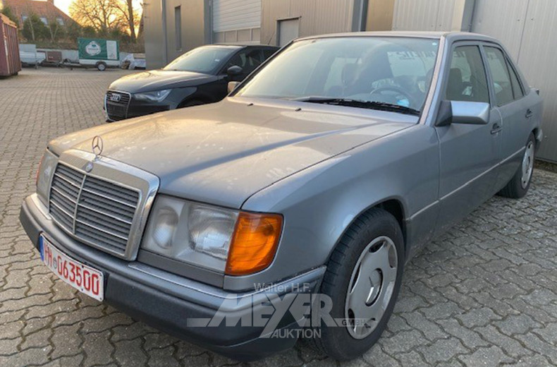 MERCEDES-BENZ 230E W124, grau