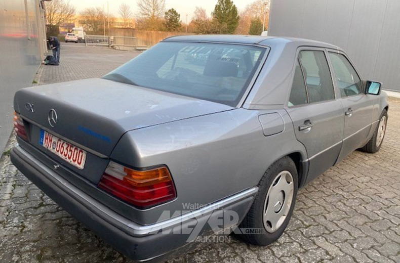 MERCEDES-BENZ 230E W124, grau