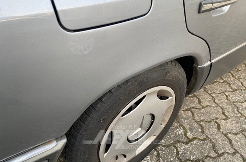 MERCEDES-BENZ 230E W124, grau