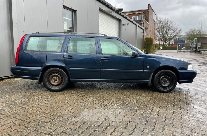 VOLVO V70, blau